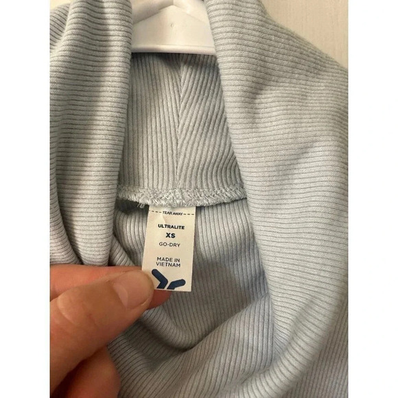 Old Navy Ultralite Women’s size x-small top - Picture 4 of 6